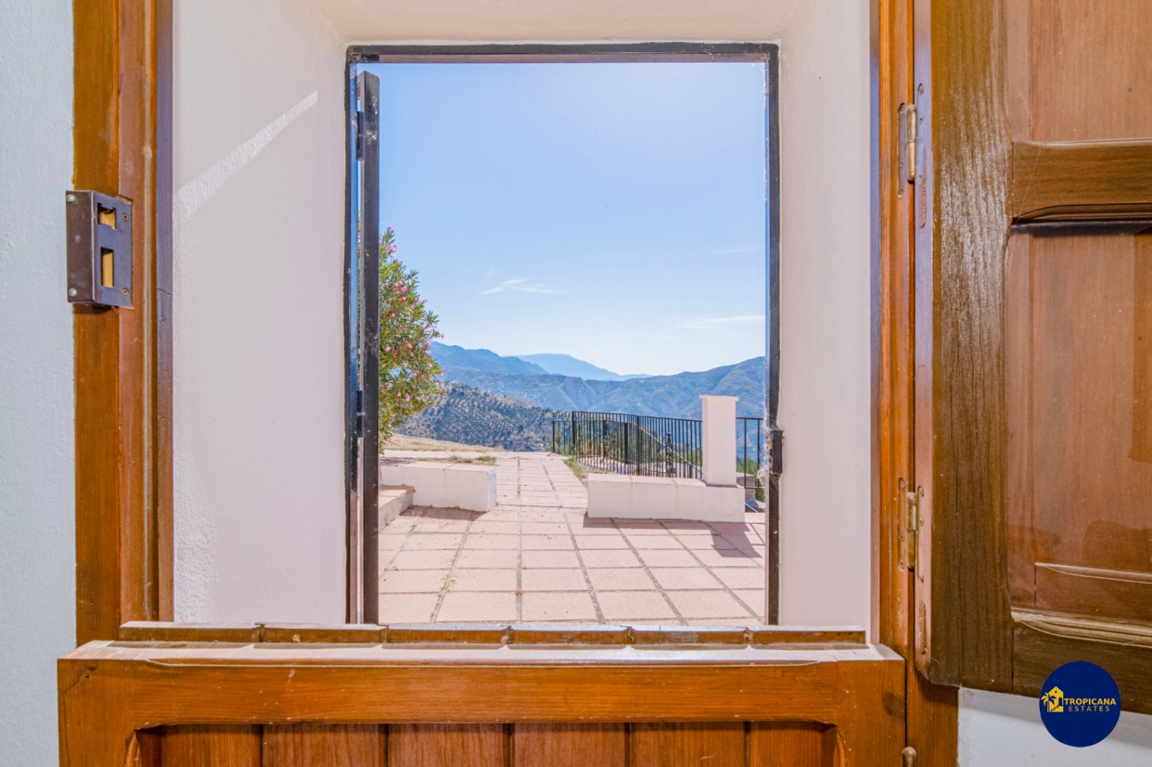 Cortijo en venta en Gelibra con impresionantes vistas al mar y la montaña