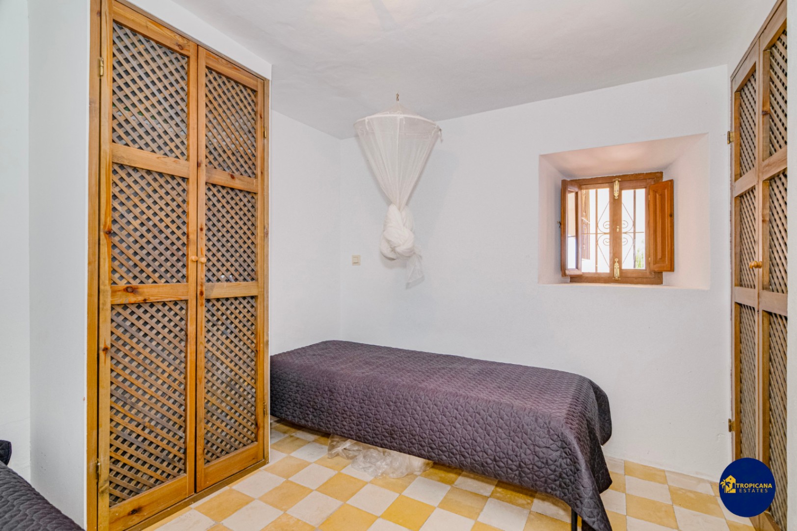 Cortijo en venta en Gelibra con impresionantes vistas al mar y la montaña