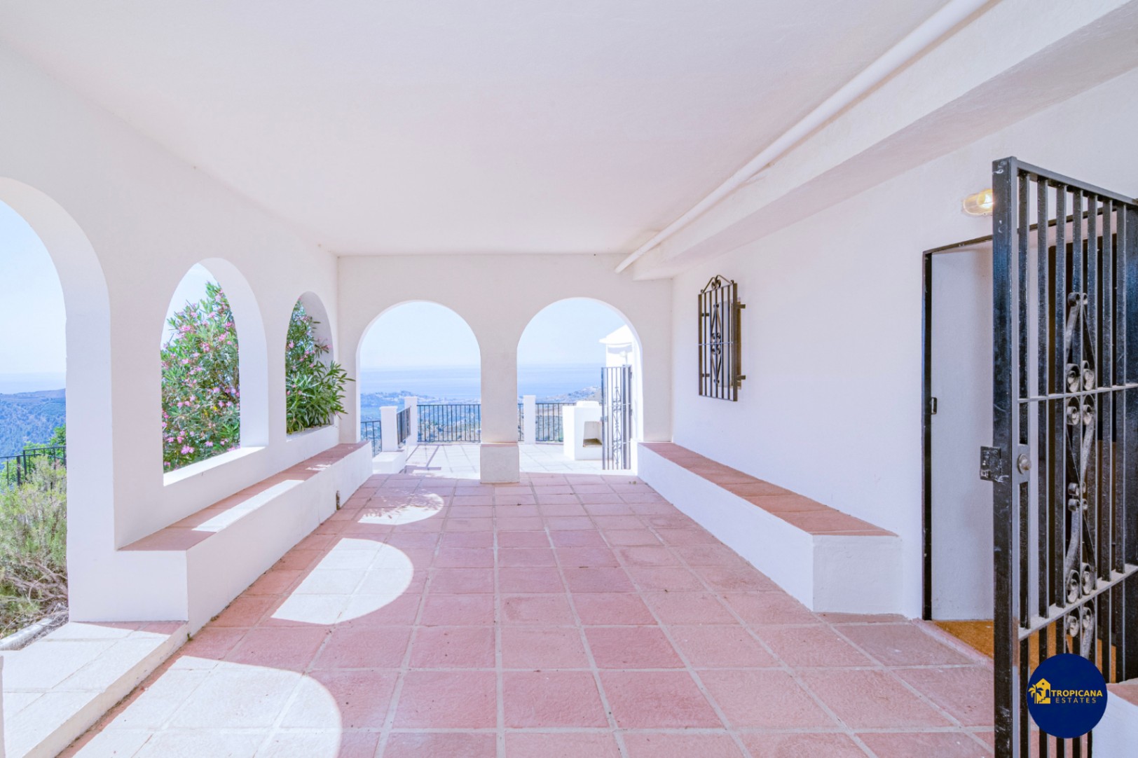 Cortijo en venta en Gelibra con impresionantes vistas al mar y la montaña