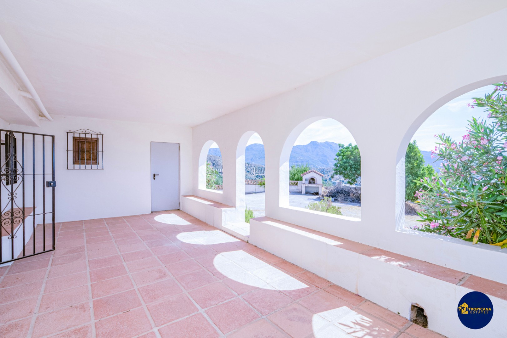 Cortijo en venta en Gelibra con impresionantes vistas al mar y la montaña