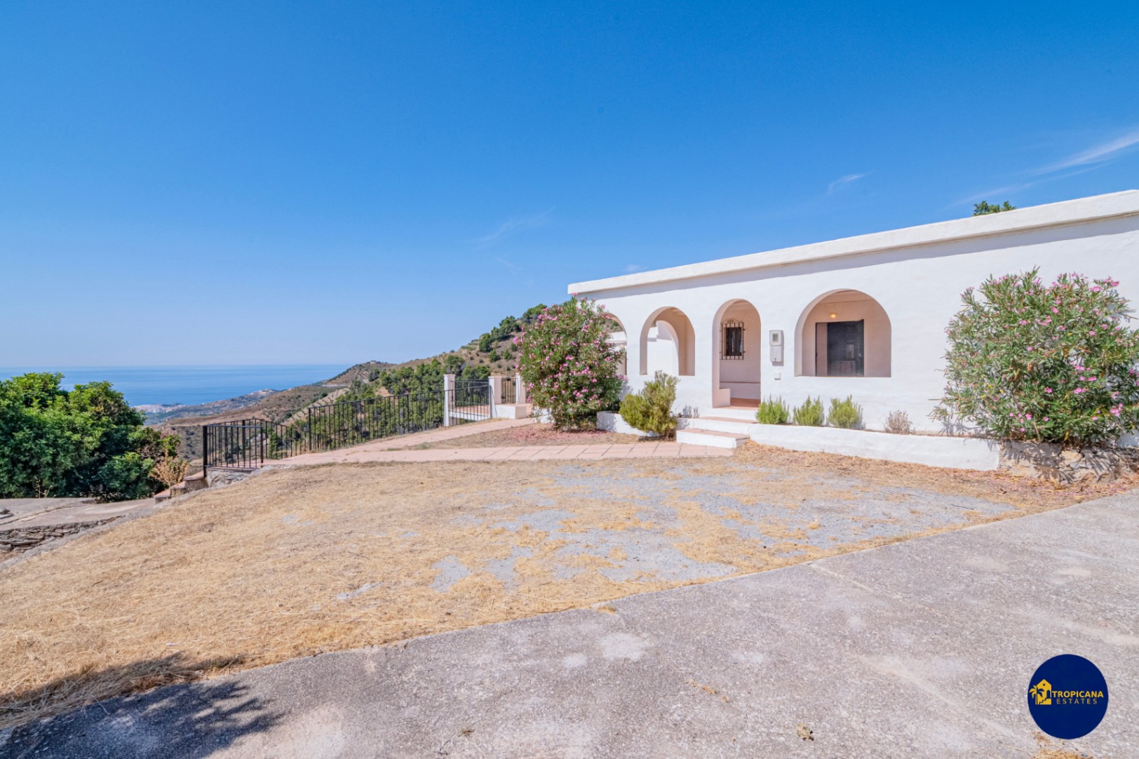 Cortijo en venta en Gelibra con impresionantes vistas al mar y la montaña