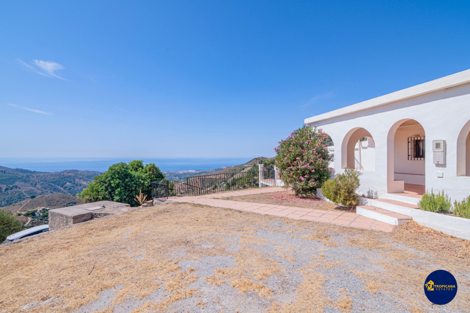 Cortijo en venta en Gelibra con impresionantes vistas al mar y la montaña