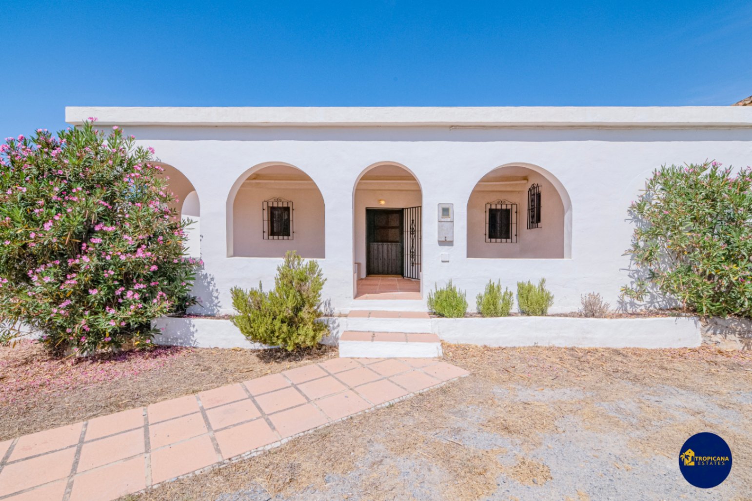 Cortijo en venta en Gelibra con impresionantes vistas al mar y la montaña