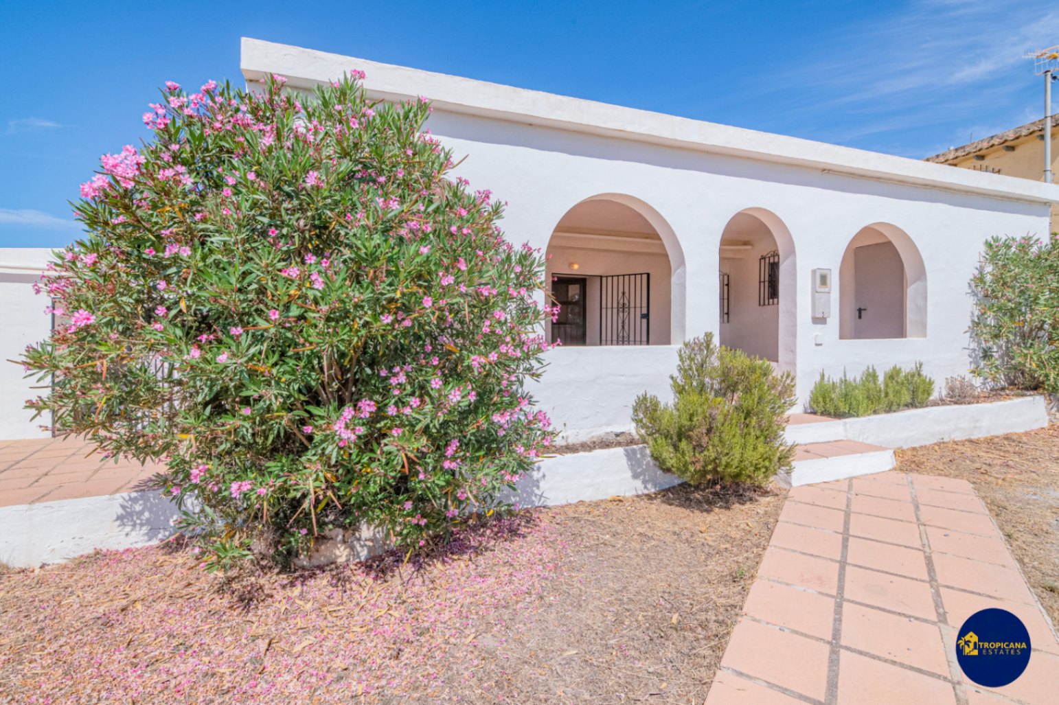 Cortijo en venta en Gelibra con impresionantes vistas al mar y la montaña