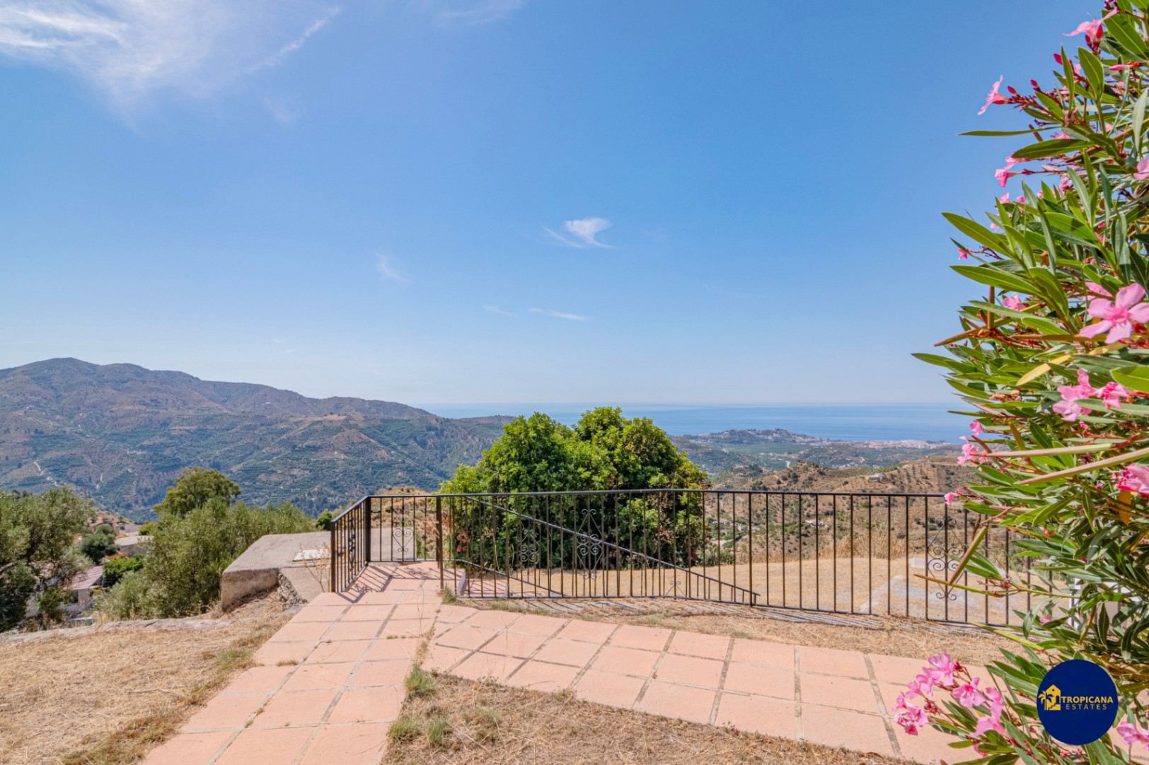 Cortijo en venta en Gelibra con impresionantes vistas al mar y la montaña