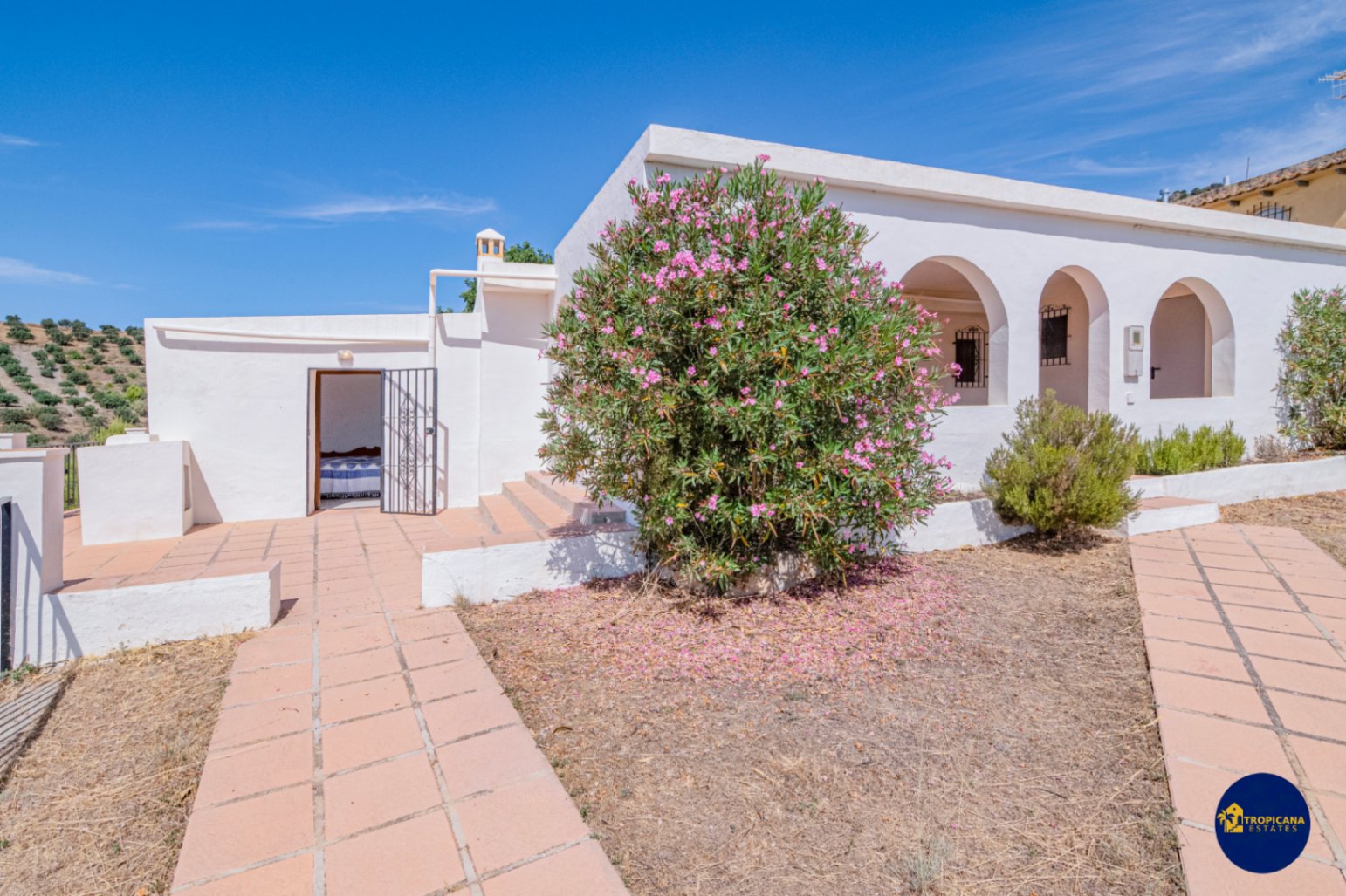 Cortijo en venta en Gelibra con impresionantes vistas al mar y la montaña