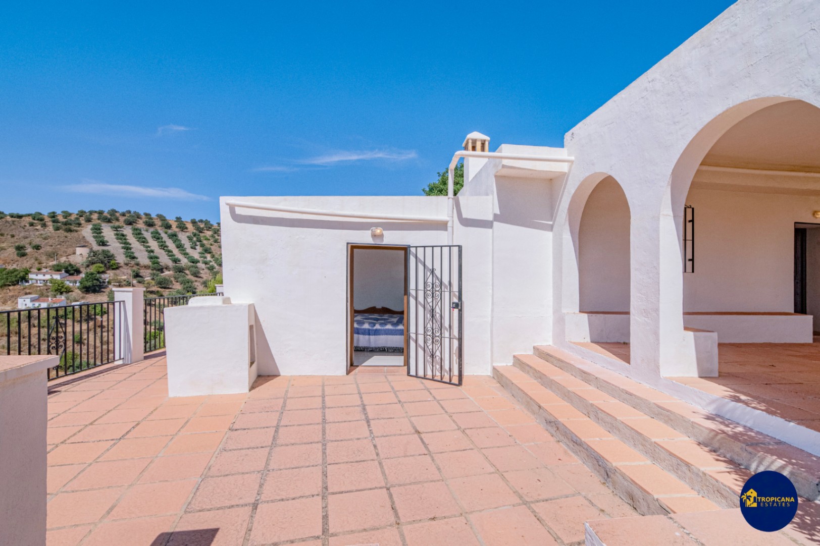 Cortijo en venta en Gelibra con impresionantes vistas al mar y la montaña