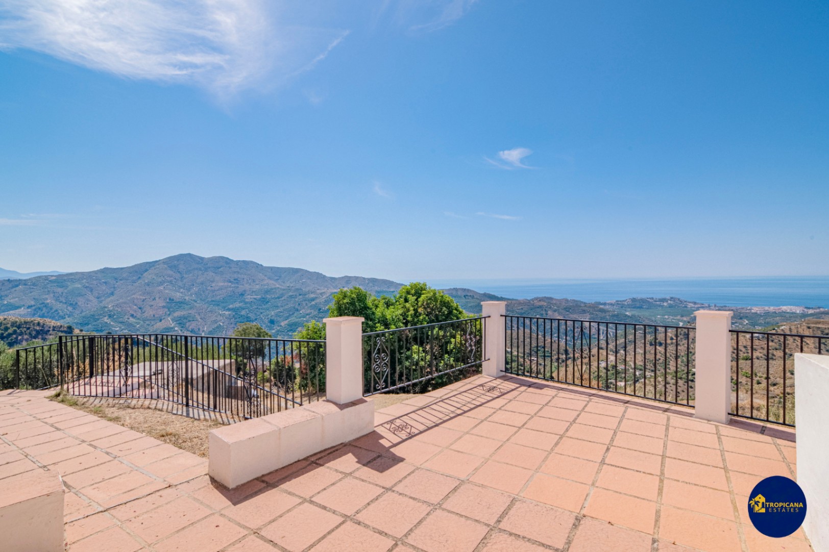 Cortijo en venta en Gelibra con impresionantes vistas al mar y la montaña