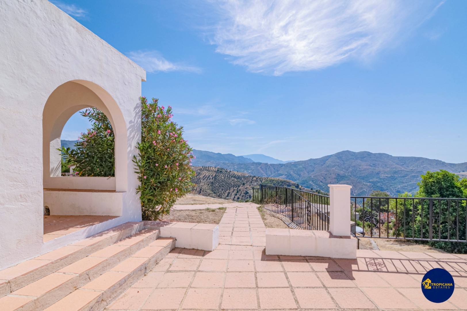 Cortijo en venta en Gelibra con impresionantes vistas al mar y la montaña