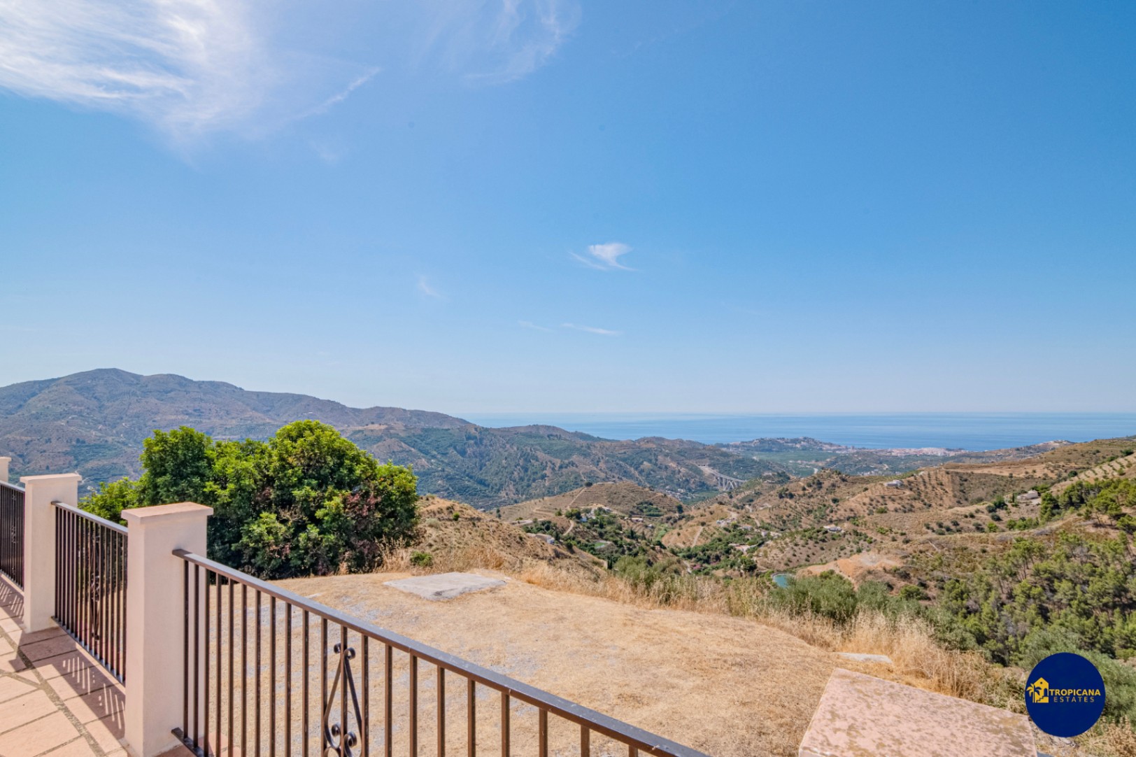 Cortijo en venta en Gelibra con impresionantes vistas al mar y la montaña