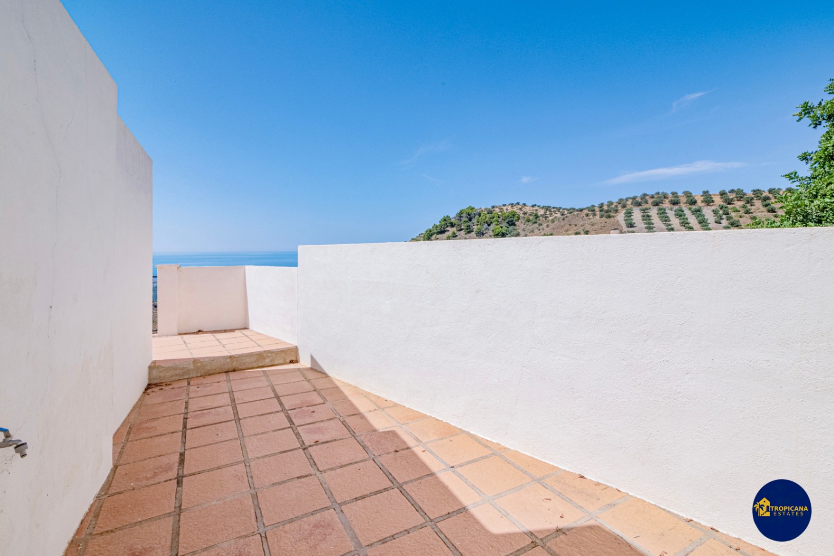 Cortijo en venta en Gelibra con impresionantes vistas al mar y la montaña