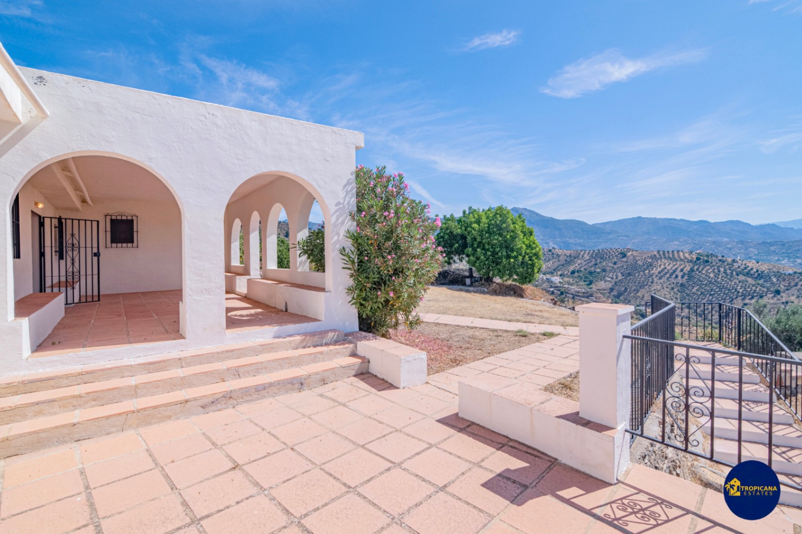 Cortijo en venta en Gelibra con impresionantes vistas al mar y la montaña