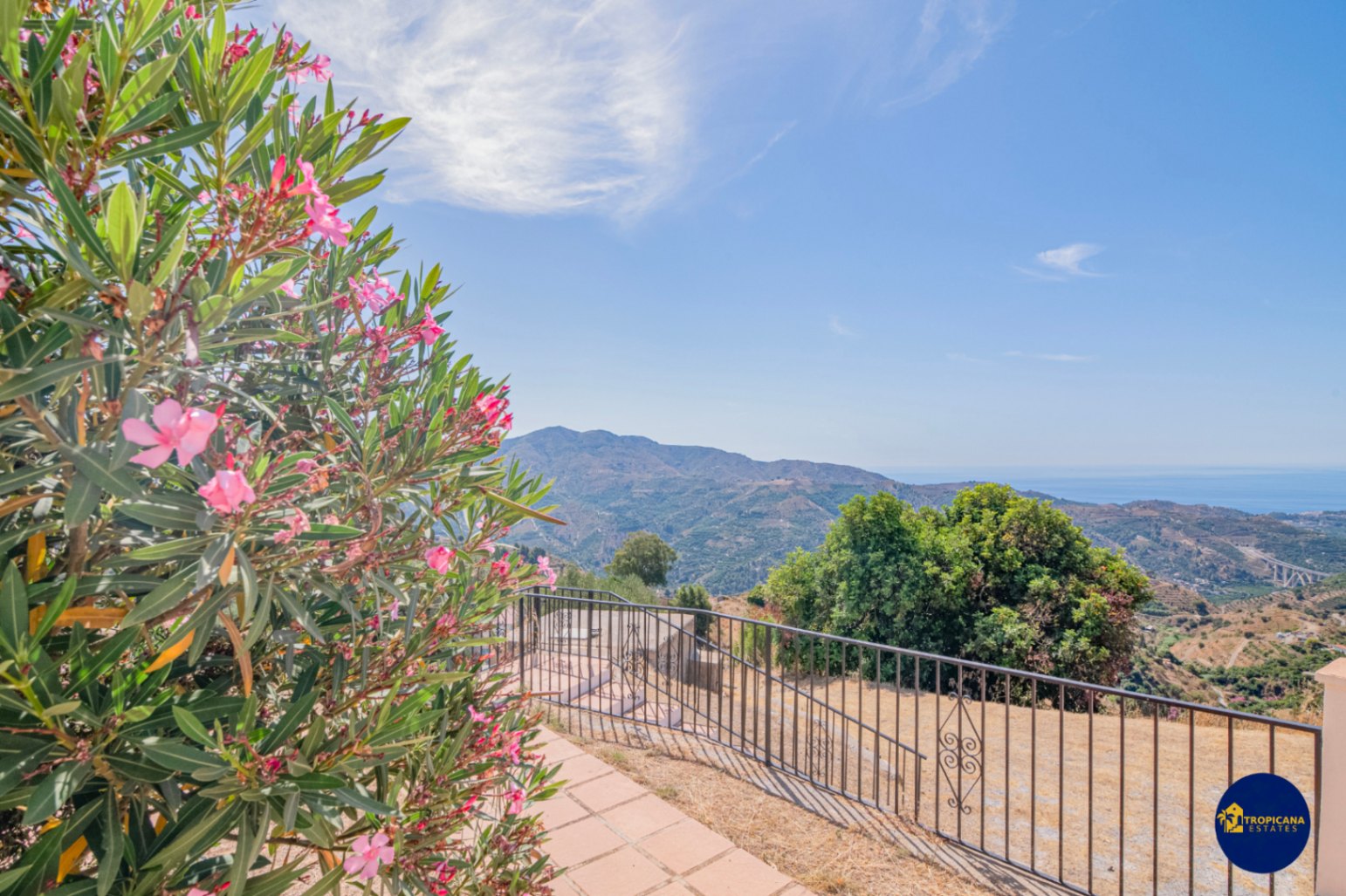 Cortijo en venta en Gelibra con impresionantes vistas al mar y la montaña