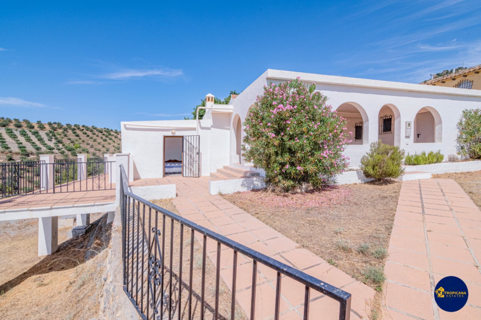 Cortijo en venta en Gelibra con impresionantes vistas al mar y la montaña