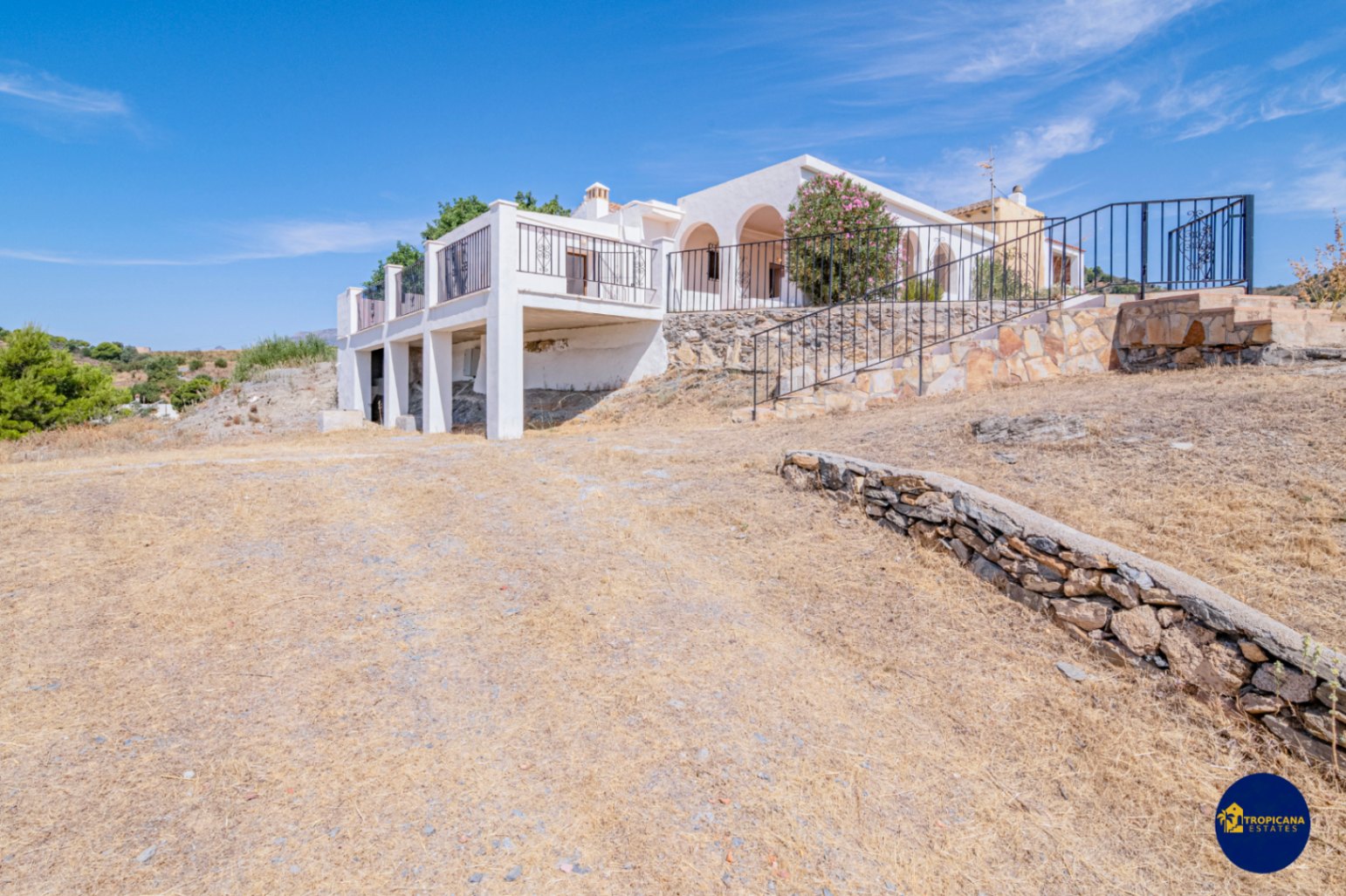 Cortijo en venta en Gelibra con impresionantes vistas al mar y la montaña