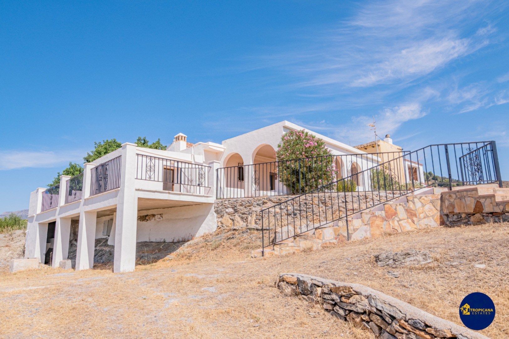 Cortijo en venta en Gelibra con impresionantes vistas al mar y la montaña