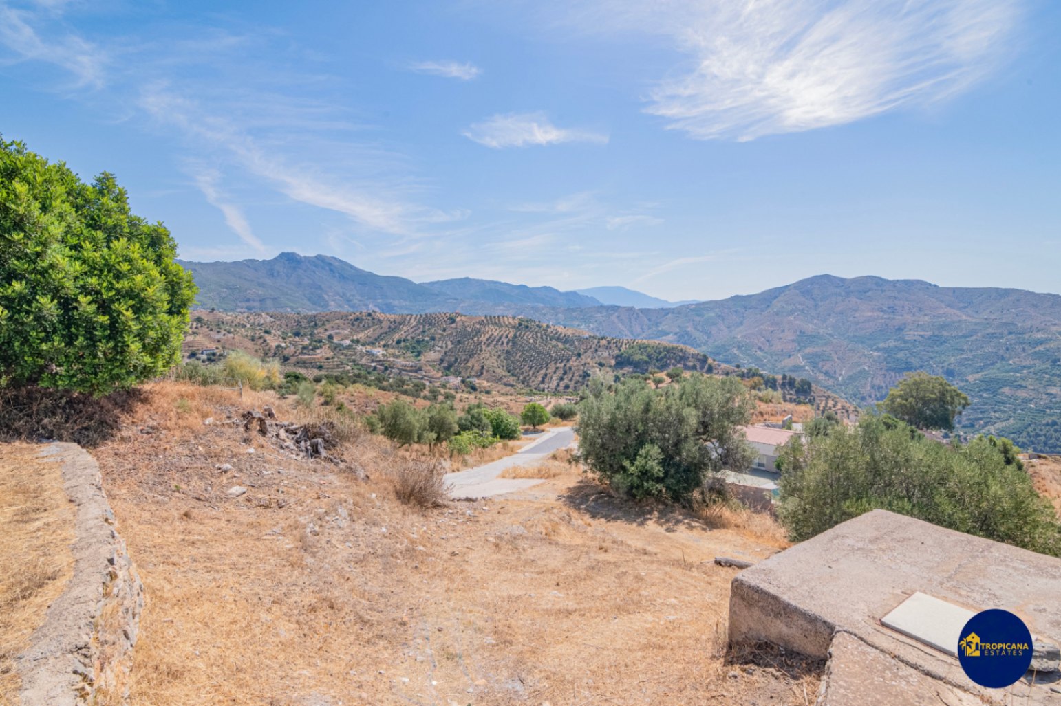 Cortijo en venta en Gelibra con impresionantes vistas al mar y la montaña