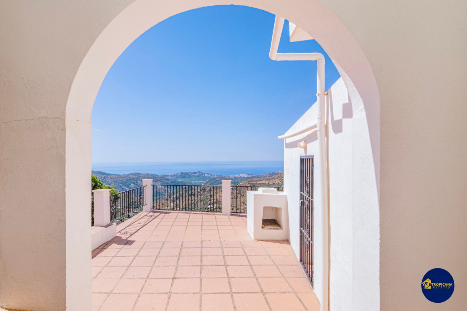 Cortijo en venta en Gelibra con impresionantes vistas al mar y la montaña