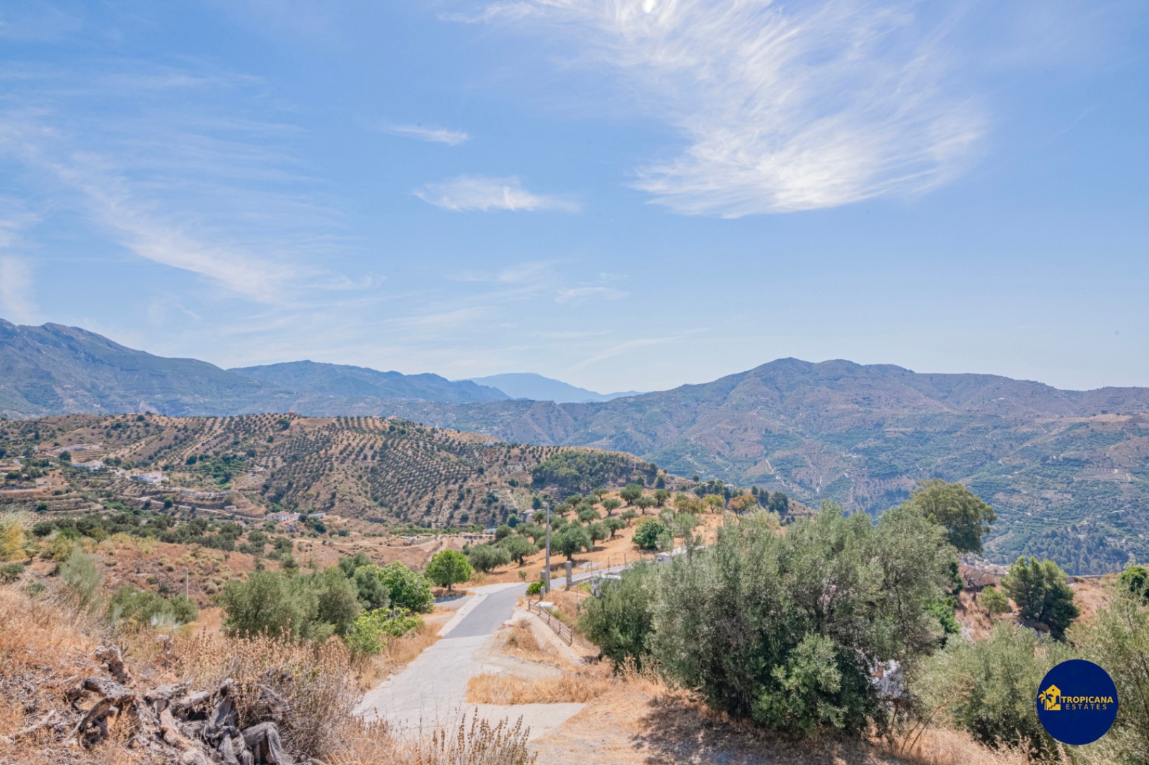 Cortijo en venta en Gelibra con impresionantes vistas al mar y la montaña