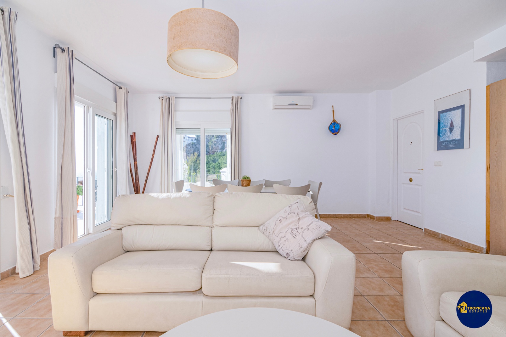 Amplio chalet de 4 dormitorios con piscina y garaje en venta en Marina del Este, Almuñécar