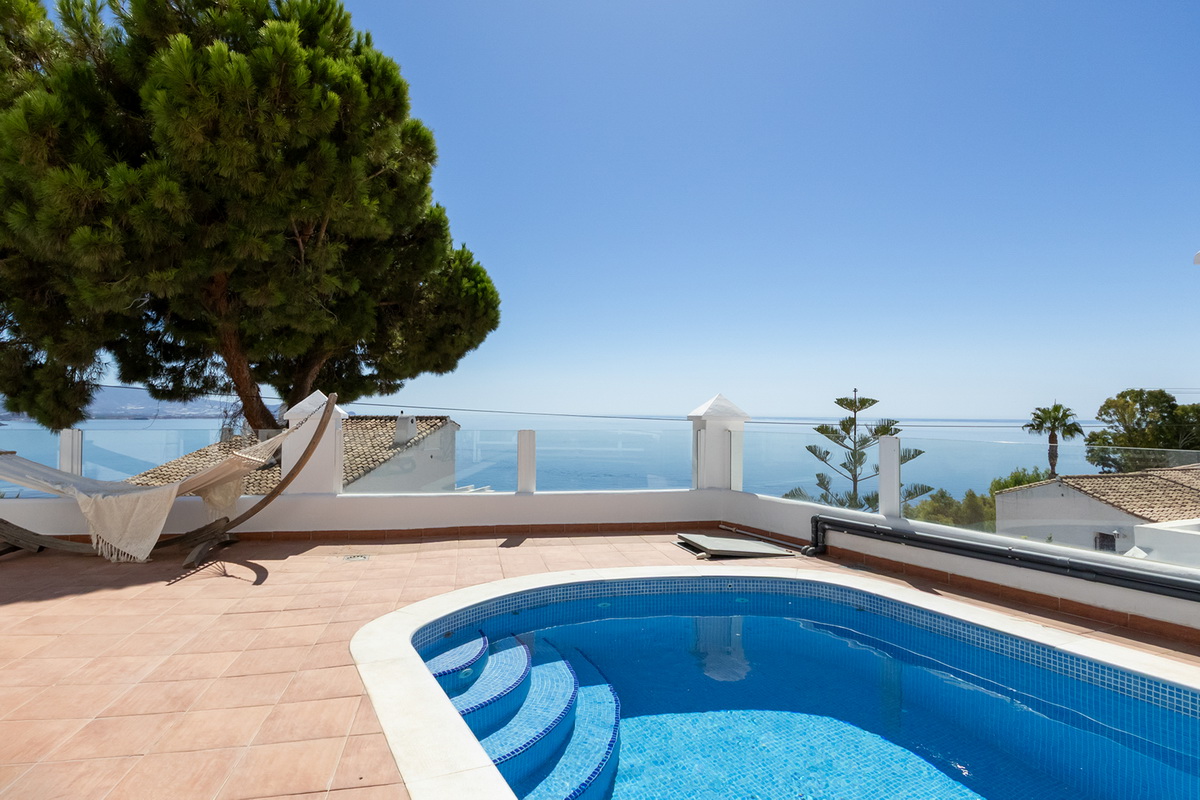 Chalet en venta con piscina en Almuñécar, Los Pinos
