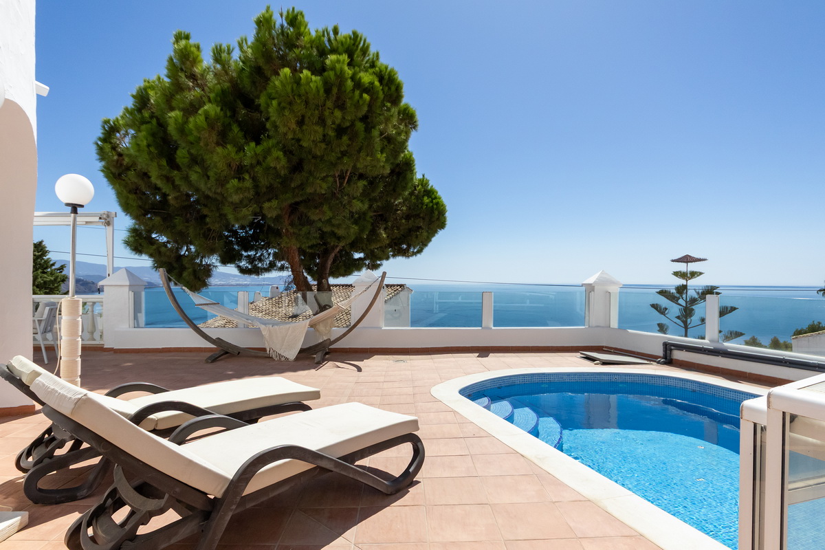 Chalet en venta con piscina en Almuñécar, Los Pinos