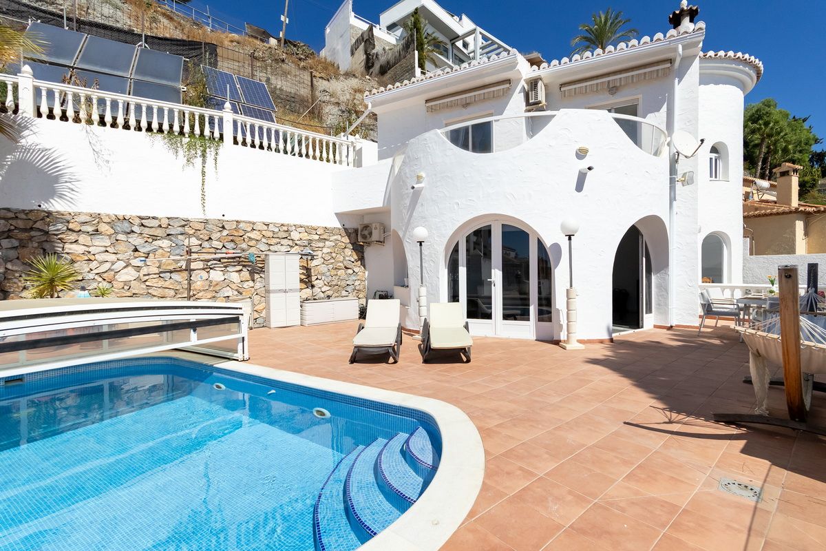 Chalet en venta con piscina en Almuñécar, Los Pinos