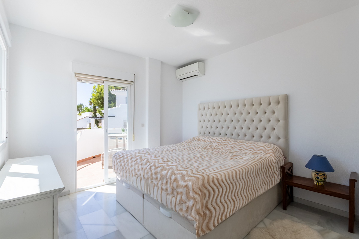 Chalet en venta con piscina en Almuñécar, Los Pinos
