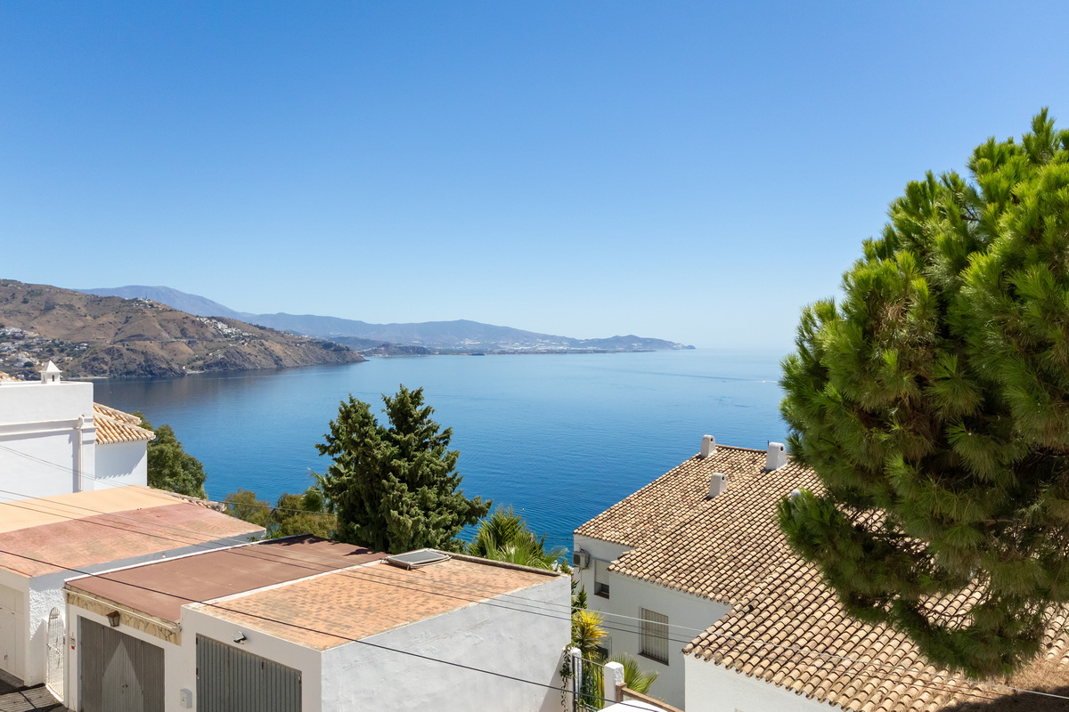Chalet en venta con piscina en Almuñécar, Los Pinos