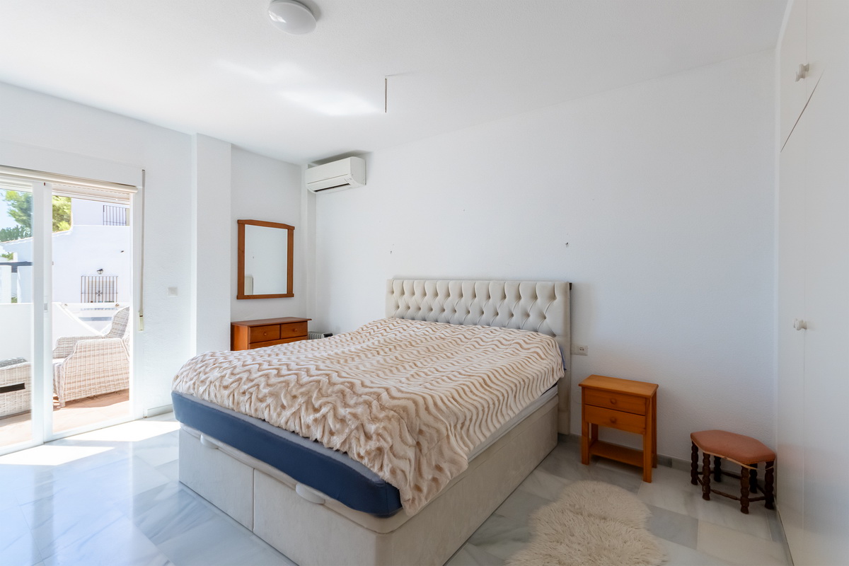 Chalet en venta con piscina en Almuñécar, Los Pinos
