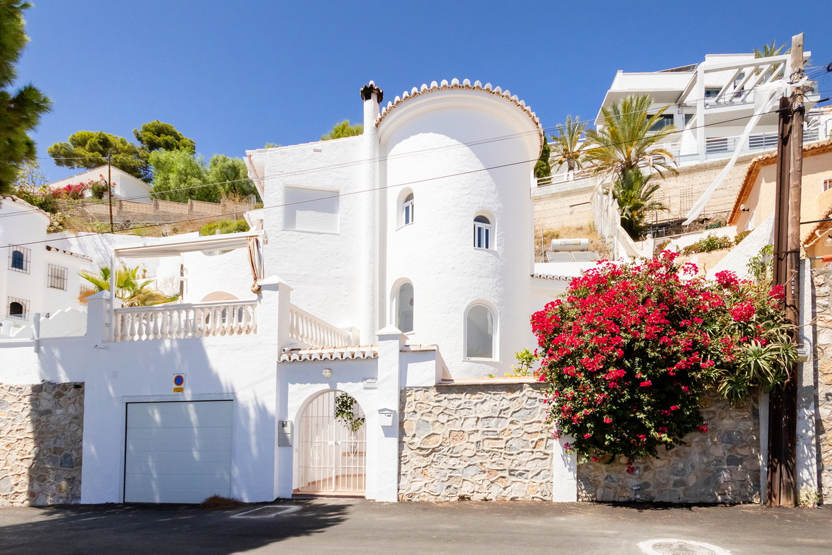 Chalet en venta con piscina en Almuñécar, Los Pinos
