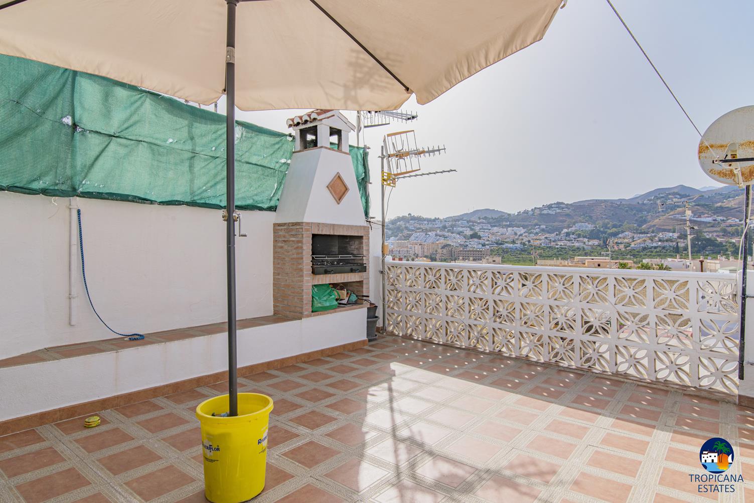 TOWNHOUSE WITH SUNNY ROOF TERRACE, ALMUÑECAR