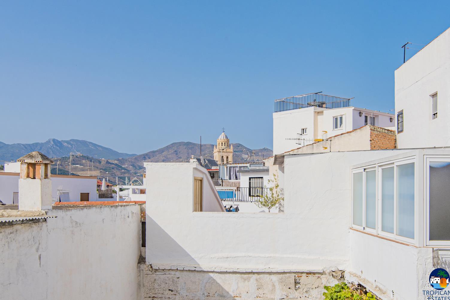 TOWNHOUSE WITH SUNNY ROOF TERRACE, ALMUÑECAR