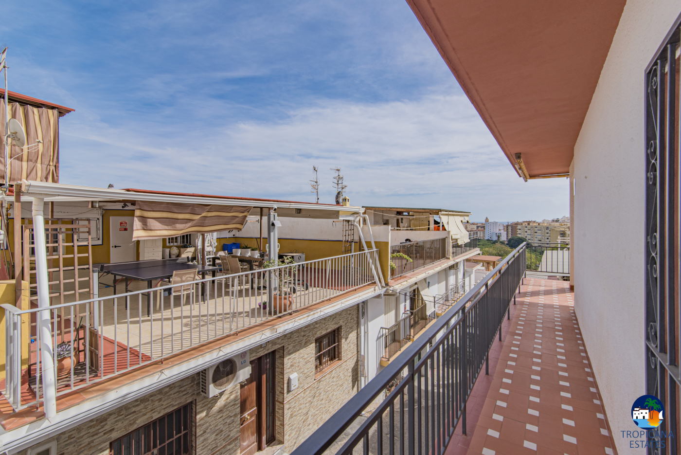 SPACIOUS TOWN HOUSE WITH ROOF TERRACE, ALMUÑECAR