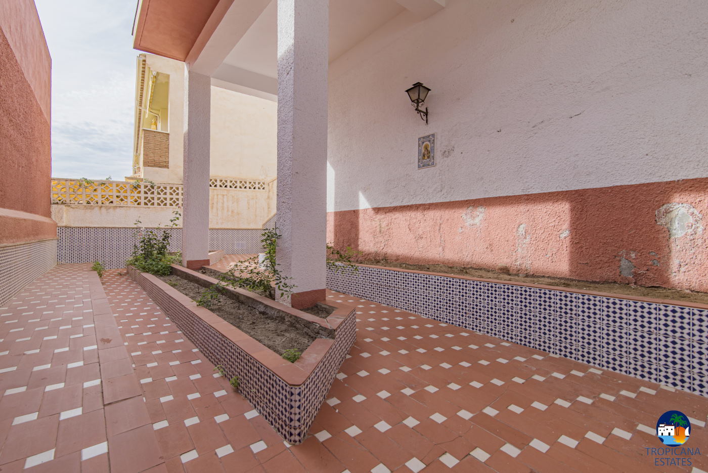 SPACIOUS TOWN HOUSE WITH ROOF TERRACE, ALMUÑECAR