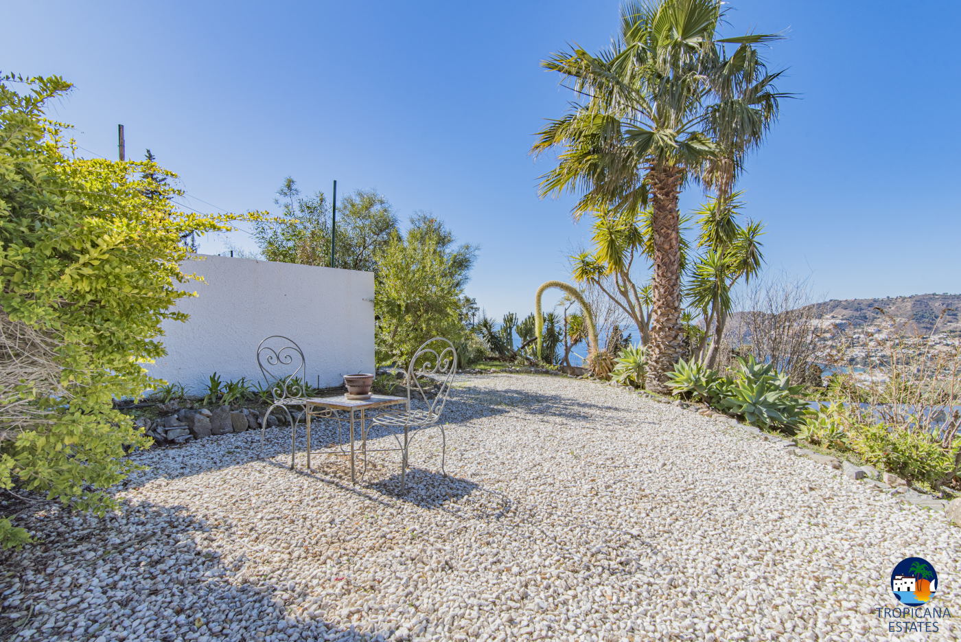 VILLA WITH GUEST APARTMENT AND SWIMMING POOL