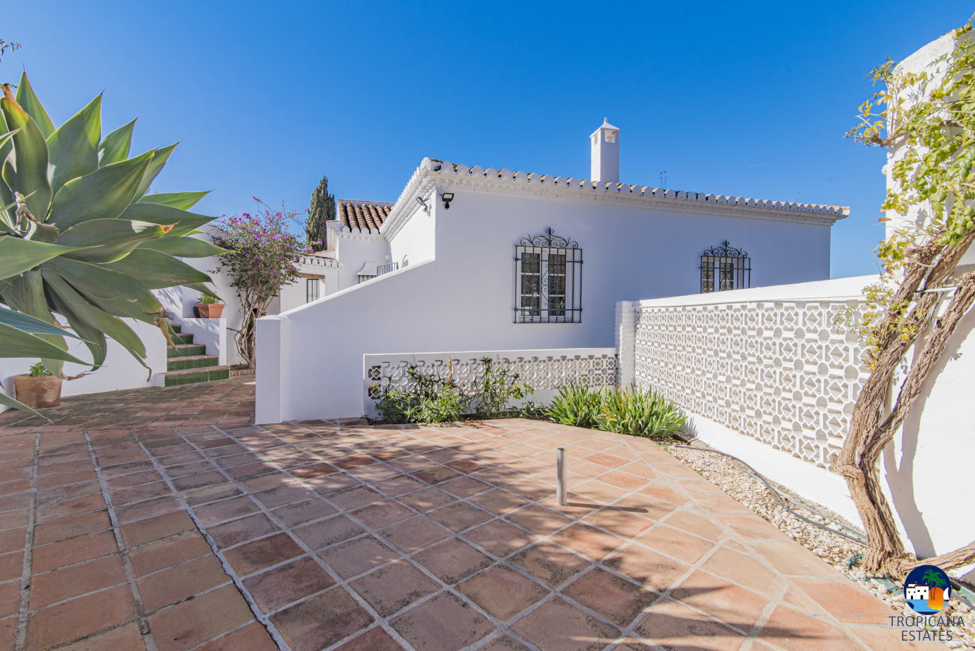 VILLA WITH GUEST APARTMENT AND SWIMMING POOL